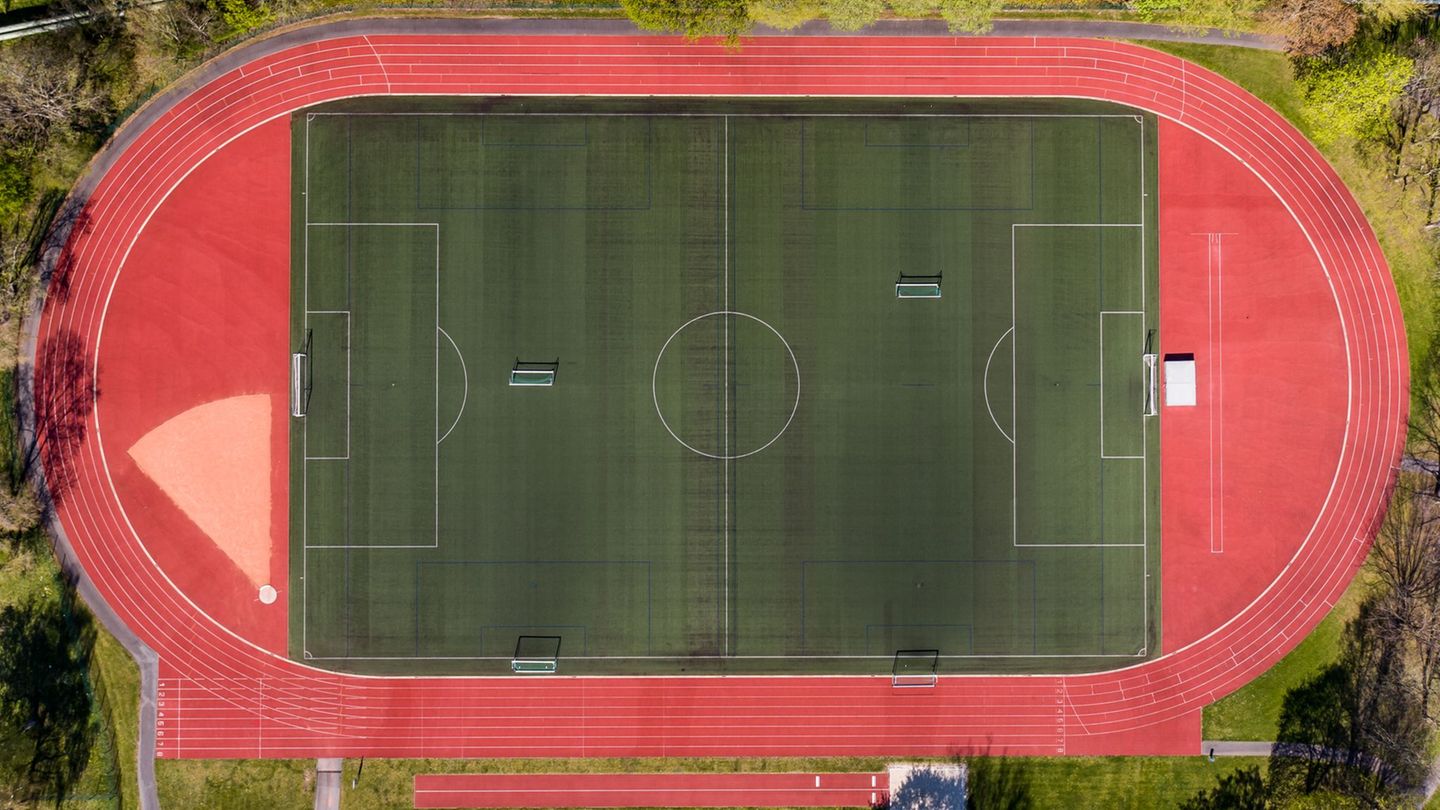 Niedersachsen will die Sportplätze gerade im ländlichen Raum modernisieren. (Symbolbild) Foto: Jan Woitas/dpa-Zentralbild/dpa