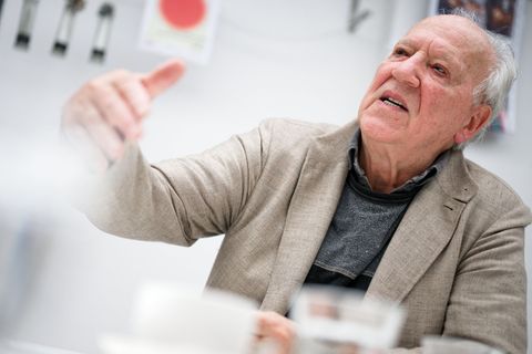 Filmregisseur Werner Herzog (83) hat mit seinem Instagram-Account für Aufsehen gesorgt. Foto: Henning Kaiser/dpa