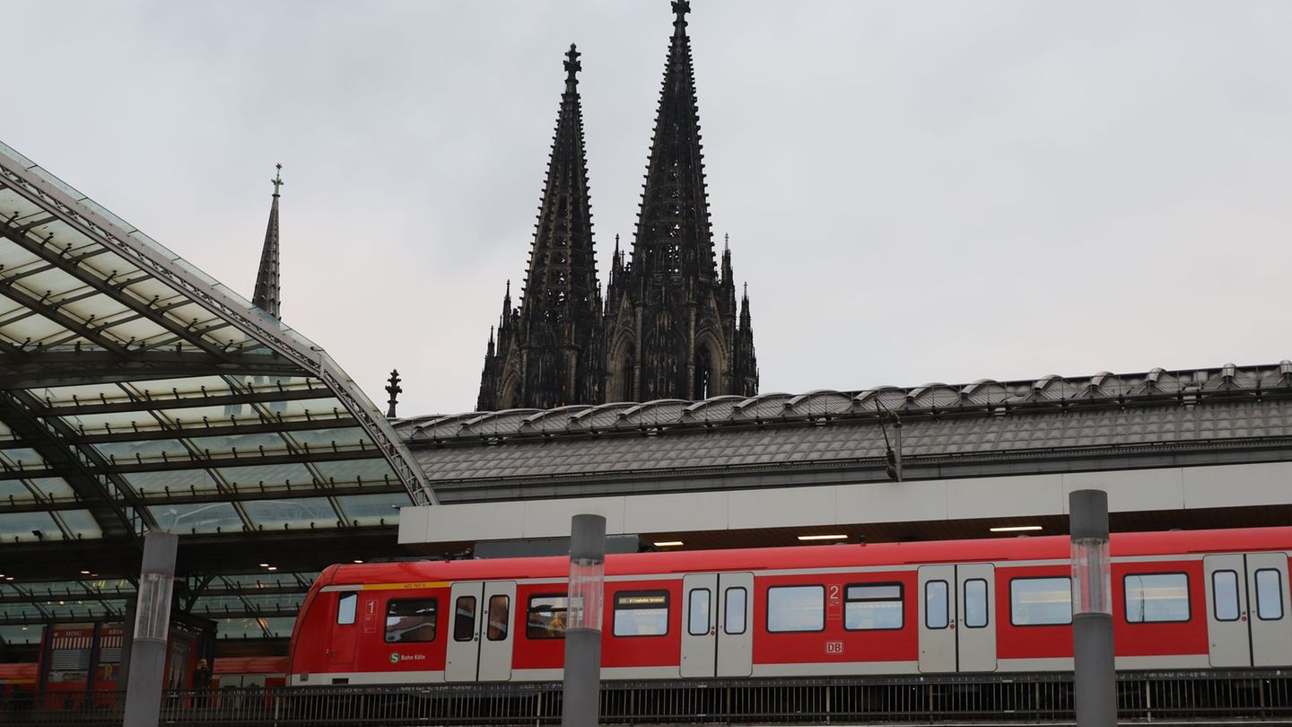 Die Züge in Köln fahren wieder. Foto: Sascha Thelen/dpa