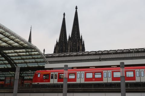 Die Züge in Köln fahren wieder. Foto: Sascha Thelen/dpa