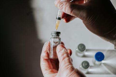 Corona-Impfung für Schwangere: Medizinisches Personal zieht eine Impfung auf