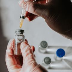 Corona-Impfung für Schwangere: Medizinisches Personal zieht eine Impfung auf