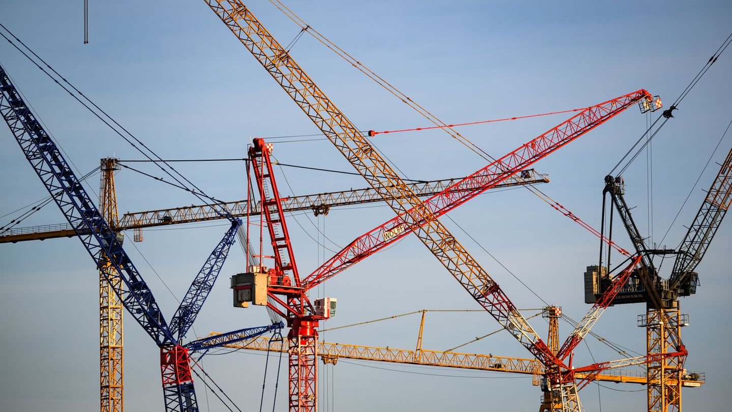 Seit 2021 haben sich die Baukosten für Wohngebäude in Sachsen um 39 Prozent erhöht. (Symbolbild) Foto: Robert Michael/dpa