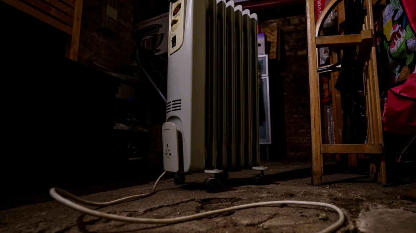 Elektrischer Heizkörper in einem Keller in Berlin