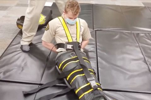 ICE-Agenten präsentieren die umstrittene Ganzkörperfessel "The Wrap"