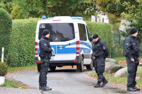 Polizisten warten in der Nähe von Güstrow, wo die Kinderleiche entdeckt wurde