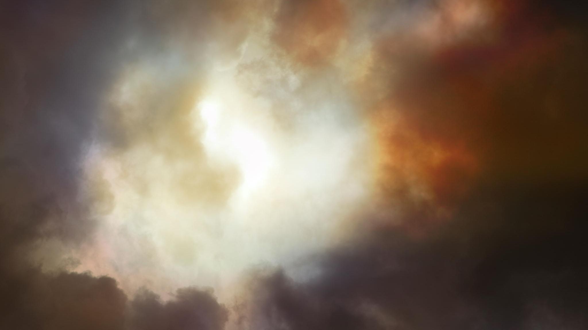 Nahtoderfahrung: Ein wolkiger Himmel mit Lichteinfall Nahtoderfahrung: Ein wolkiger Himmel mit Lichteinfall