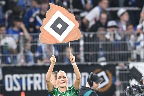 Werder-Spielerin Medina Dešić hält nach dem 2:0-Derbysieg gegen den Hamburger SV ein Fanplakat hoch