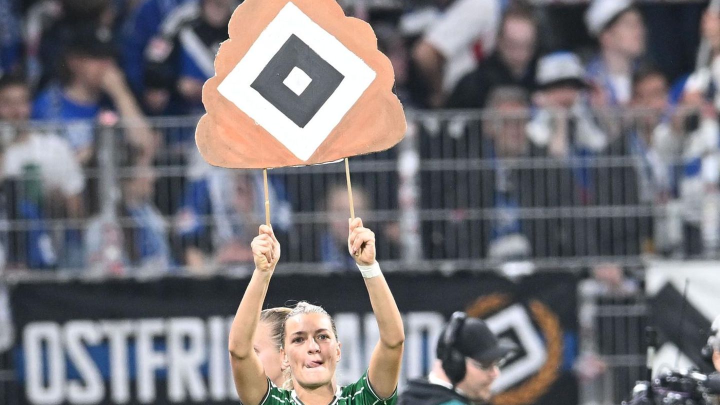 Werder-Spielerin Medina Dešić hält nach dem 2:0-Derbysieg gegen den Hamburger SV ein Fanplakat hoch