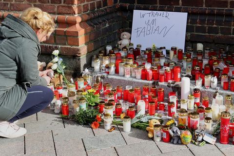 Kerzen, Teddybären und Blumen erinnern an Fabian aus Güstrow