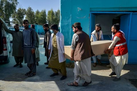 Menschen in Afghanistan tragen einen Sarg