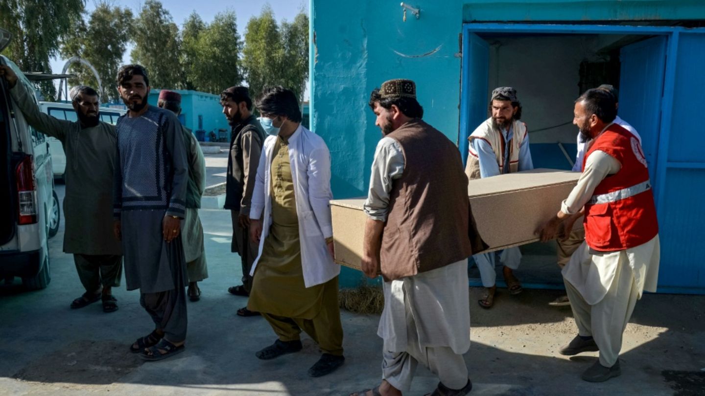 Menschen in Afghanistan tragen einen Sarg