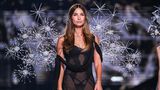 Lily Aldridge auf dem Laufsteg während der Victoria's Secret Fashion Show 2025