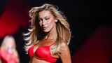 Bella Hadid auf dem Laufsteg während der Victoria's Secret Fashion Show 2025