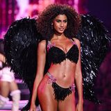 Imaan Hammam auf dem Laufsteg von Victorias Secret