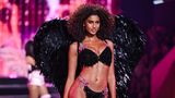 Imaan Hammam auf dem Laufsteg von Victorias Secret