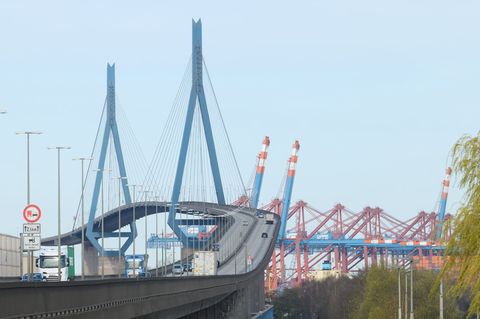 Weil Schweißarbeiten nicht abgeschlossen werden konnten, muss die Köhlbrandbrücke nach Angaben der Hamburg Port Authority Ende O