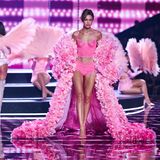 Gigi Hadid auf dem Laufsteg während der Victoria's Secret Fashion Show 2025