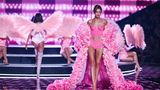 Gigi Hadid auf dem Laufsteg während der Victoria's Secret Fashion Show 2025