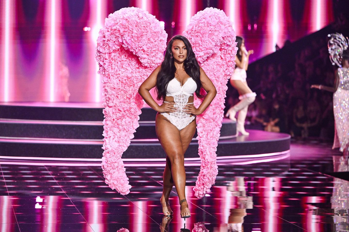 Paloma Elsesser auf dem Laufsteg während der Victoria's Secret Fashion Show 2025