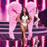 Paloma Elsesser auf dem Laufsteg während der Victoria's Secret Fashion Show 2025