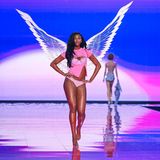 Angel Reese läuft über den Laufsteg