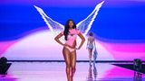 Angel Reese läuft über den Laufsteg