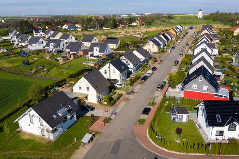 Ist für eine Mehrheit der Deutschen der Wohntraum: das freistehende Einfamilienhaus. (Symbolbild) Foto: Jan Woitas/dpa-Zentralbi