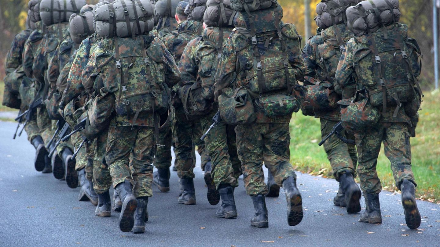 Ein Trupp der Bundeswehr marschiert in Reih und Glied – Symbolbild Wehrdienst