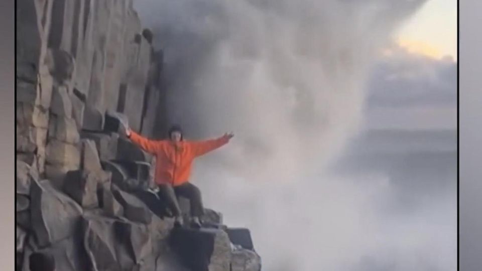 Riesige Welle bricht über unbedachten Selfie-Touristen herein Für Touristen ist "Reynisfjara" ein Naturspektakel