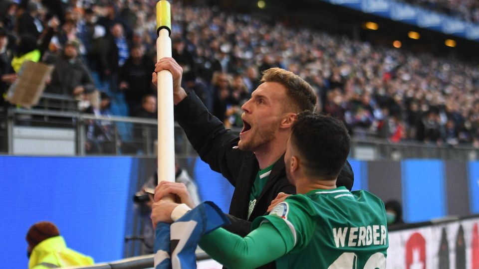 Marvin Ducksch feiert am 27.02.2022 den Derbysieg im Hamburger Volksparkstadion mit der HSV-Eckfahne Marvin Ducksch feiert am 27.02.2022 den Derbysieg im Hamburger Volksparkstadion mit der HSV-Eckfahne