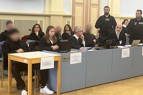 Insgesamt sieben Angeklagte stehen wegen erpresserischen Menschenraubs vor Gericht. Foto: Tatjana Bojic/dpa