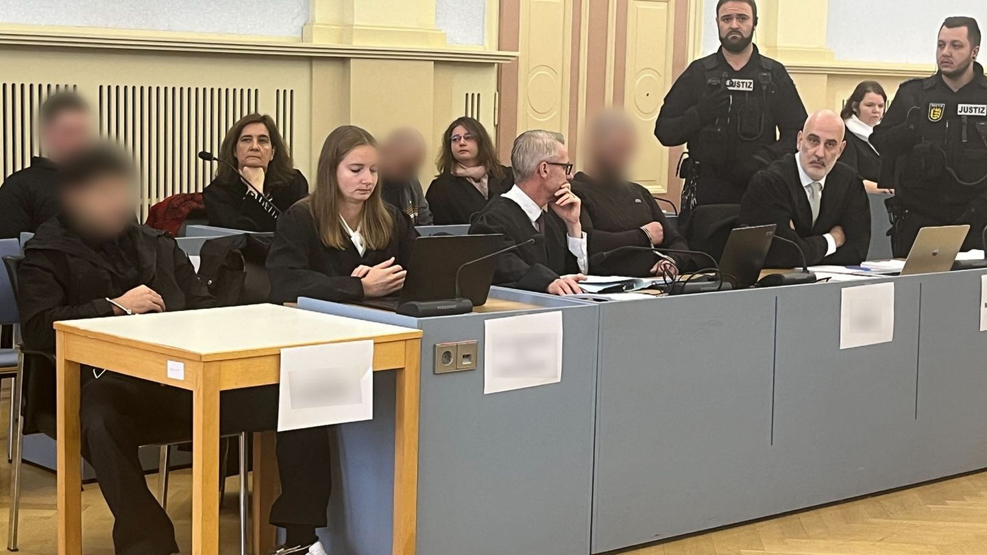 Insgesamt sieben Angeklagte stehen wegen erpresserischen Menschenraubs vor Gericht. Foto: Tatjana Bojic/dpa