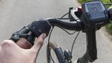 Blick auf den Bordcomputer am Lenker eines E-Bikes