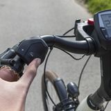 Blick auf den Bordcomputer am Lenker eines E-Bikes