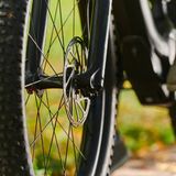 Blick auf die Scheibenbremsen eines E-Bikes