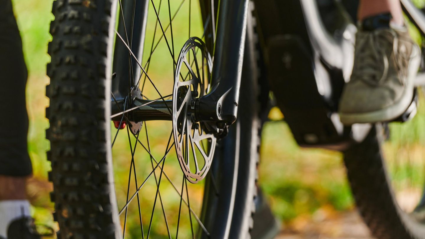 Blick auf die Scheibenbremsen eines E-Bikes