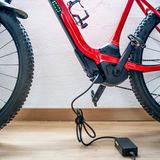Der Akku eines E-Bikes an der Steckdose