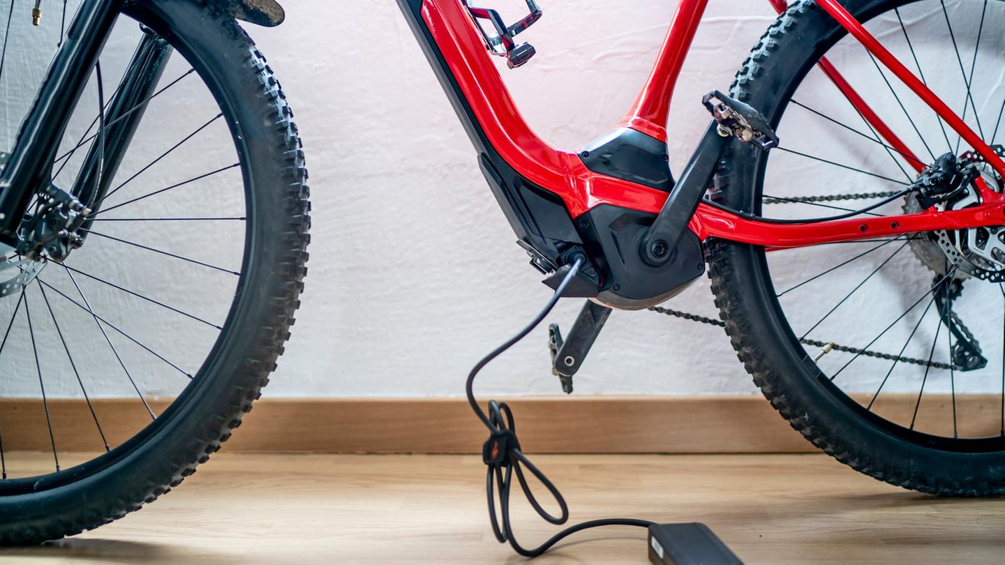 Der Akku eines E-Bikes an der Steckdose