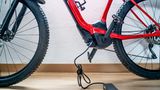 Der Akku eines E-Bikes an der Steckdose