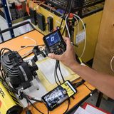 Ein Techniker prüft das Steuerungssystem eines E-Bikes