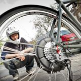 Blick auf die Kettenschaltung und den Hinterradmotor eines E-Bikes