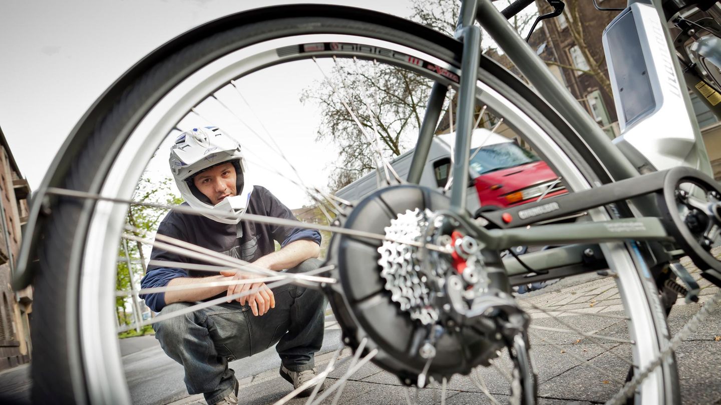 Blick auf die Kettenschaltung und den Hinterradmotor eines E-Bikes