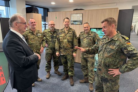 Brigadegeneral Christoph Huber begrüßt Sachsen-Anhalts Ministerpräsident Reiner Haseloff (CDU). Foto: Staatskanzlei Sachsen-Anha