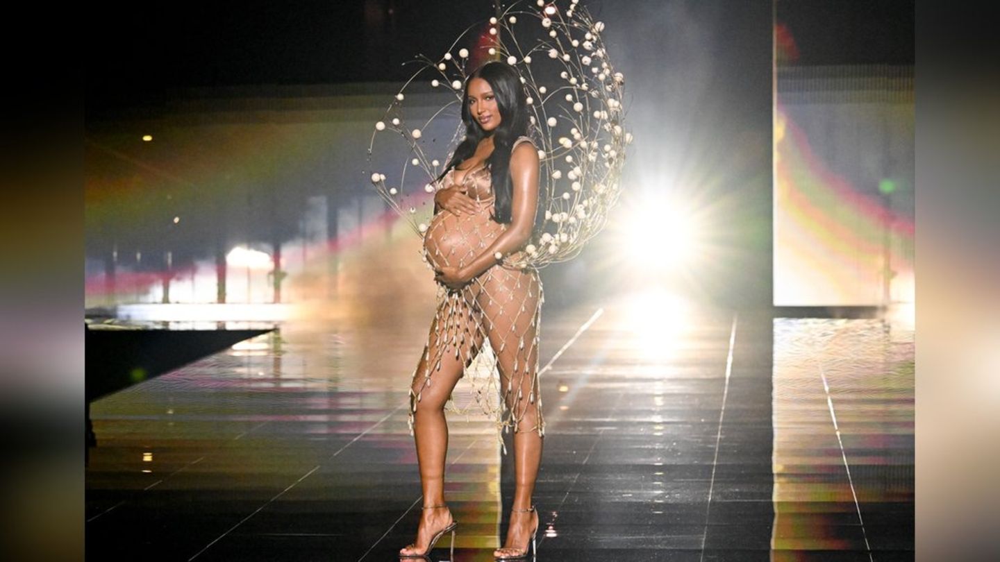 Ein Hauch von Nichts: Jasmine Tookes zeigte ihren Babybauch im goldenen Netzkleid.