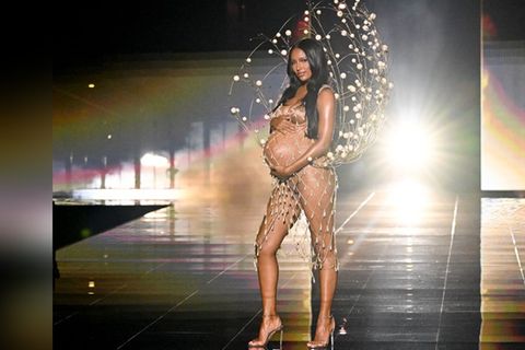Ein Hauch von Nichts: Jasmine Tookes zeigte ihren Babybauch im goldenen Netzkleid.