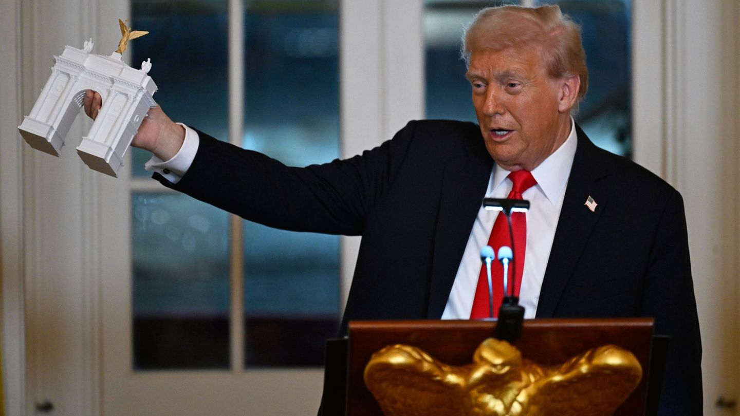 Trump stellte bei einem Spendendinner ein Modell für einen Triumphbogen in der US-Hauptstadt Washington vor. Foto: John McDonnel