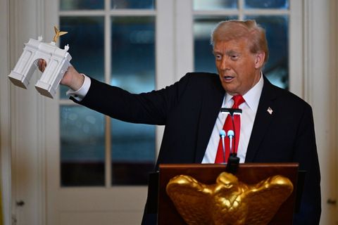 Trump stellte bei einem Spendendinner ein Modell für einen Triumphbogen in der US-Hauptstadt Washington vor. Foto: John McDonnel