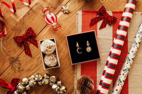 Zubehör für Schmuck Adventskalender liegt auf einem Tisch