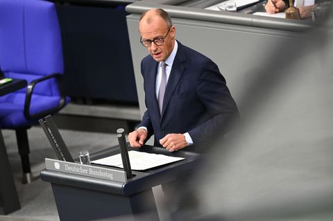 Bundeskanzler Friedrich Merz (CDU) äußert sich in seiner Regierungserklärung im Bundestag gleich zu Beginn zum in Ägypten unterz